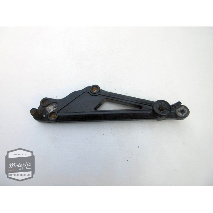 Kawasaki GT550 schetsplaat links / linker voetsteunhouder / voetsteun houder / voet step steun / voetstep Kawasaki GT550 schetsplaat links / linker voetsteunhouder / voetsteun houder / voet step steun / voetstep